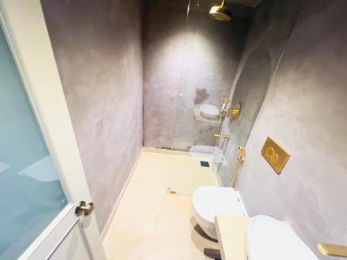 Hotel White Pearl - Colaba Mumbaiにあるバスルーム
