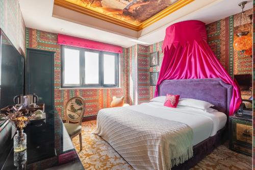 Ένα ή περισσότερα κρεβάτια σε δωμάτιο στο WISDOM Boutique Hotel Near the National Bird's Nest National ConventionCentre and Olympic Forest Park Just a 5-minute walk from Line 15's Anli Lu Subway Easy access tothe airport