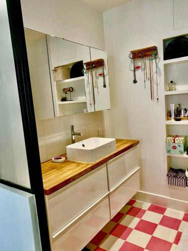une salle de bain avec un lavabo et un miroir dans l'établissement Luxury City Center Loft near champs elysees, à Paris