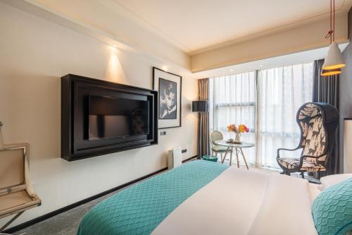 Μια τηλεόραση ή/και κέντρο ψυχαγωγίας στο WISDOM Boutique Hotel Near the National Bird's Nest National ConventionCentre and Olympic Forest Park Just a 5-minute walk from Line 15's Anli Lu Subway Easy access tothe airport