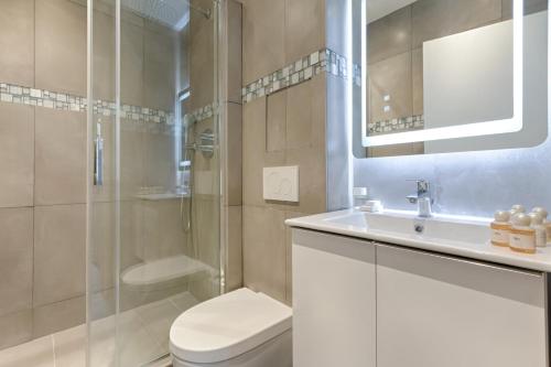 une salle de bain avec toilettes, douche et lavabo dans l'établissement TBS 306 - Lovely studio in Paris, à Paris