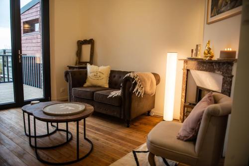 un salon avec un canapé et une cheminée dans l'établissement Villa Valentine terrasse vue Mer & Falaises, au Tréport