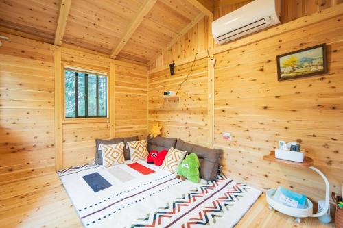 a room with a bed in a log cabin at 小路裏園 Kojiuraen in Kannami