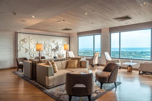 Area soggiorno di Holiday Inn & Suites Rayong City Centre by IHG