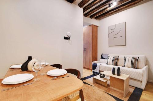 un salon avec une table et un canapé dans l'établissement Les Halles - Grands Boulevards Cozy 1BR - 4P, à Paris