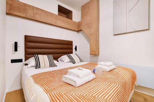une chambre avec un lit avec des serviettes dessus dans l'établissement Les Halles - Grands Boulevards Renovated 3BR - 8P, à Paris