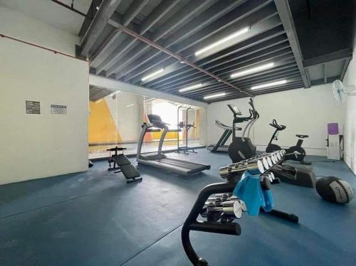 Fitness centrum a/nebo fitness zařízení v ubytování Skyline Serenity Staycation in Quezon City