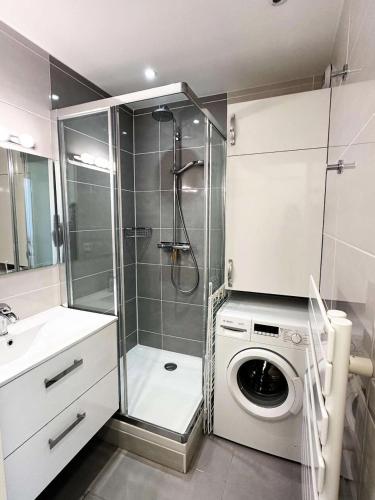 une salle de bain avec une machine à laver et un lave-linge dans l'établissement Résidence Clos St Arnaud - Arcachon – Charmant appartement à 300 m de la plage, dans le quartier Ville de Printemps MAE-7074, à Arcachon