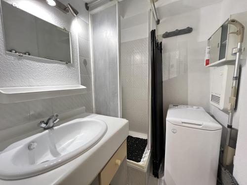 une salle de bain blanche avec un lavabo et des toilettes dans l'établissement Sol-y-Days Sables d'Or résidence avec piscine, à La Grande Motte