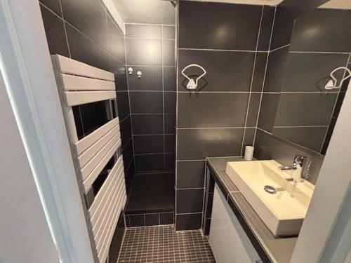 une petite salle de bain avec un lavabo et un miroir dans l'établissement Appartement cosy, idéalement situé près du port de Cassis, à Cassis