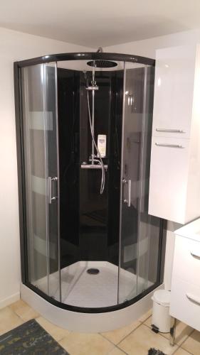 une douche avec une porte vitrée dans une salle de bain dans l'établissement UN BALCON sur LA SAINTE VICTOIRE, à Cadolive