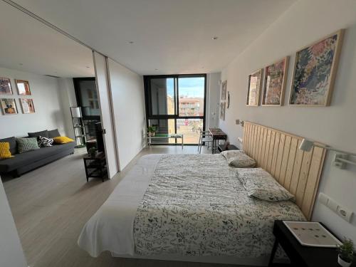 Ένα ή περισσότερα κρεβάτια σε δωμάτιο στο Artistic beach apartment