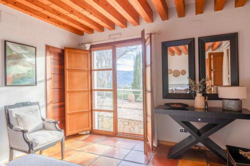 a room with a desk and a chair and a window at Hotel Castell de la Solana in Alcalalí