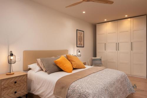 a bedroom with a bed and a ceiling fan at Living4malaga Pedregalejo Loft in Málaga