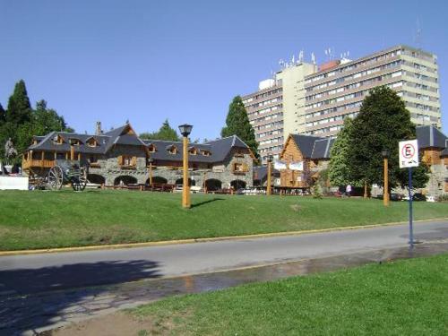 una casa grande al lado de una calle de la ciudad en Center 518 en San Carlos de Bariloche