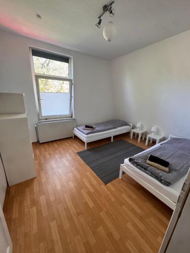 a white room with a bed and a window at Zimmer Stadt Norden nähe Bahnhof und ZOB in Norden