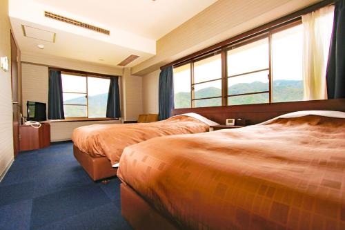 Postel nebo postele na pokoji v ubytování Ooedo Onsen Monogatari Toi Marine Hotel