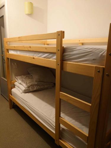 quelques lits superposés dans une chambre dans l'établissement Résidence Balcons De Bareges - Appartement avec balcon et parking MAE-8344, à Barèges