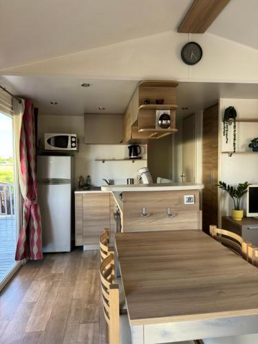 - une cuisine avec une table en bois dans une chambre dans l'établissement Mobilhome Luminosa***, à Fréjus