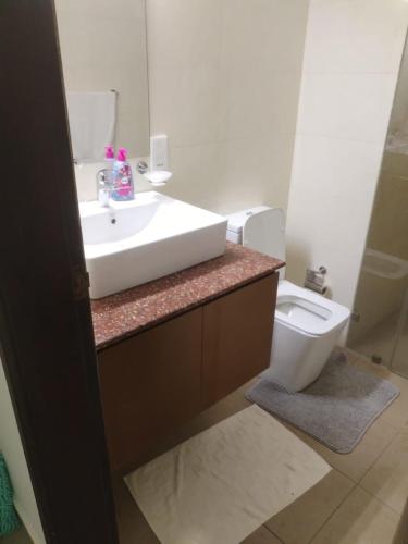 ネゴンボにあるOcean Breeze Sea View Apartmentの洗面台とトイレ付きのバスルーム