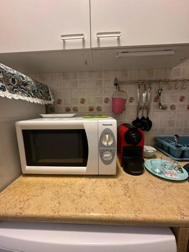 a white microwave on a counter in a kitchen at Onda Marina in Giovinazzo