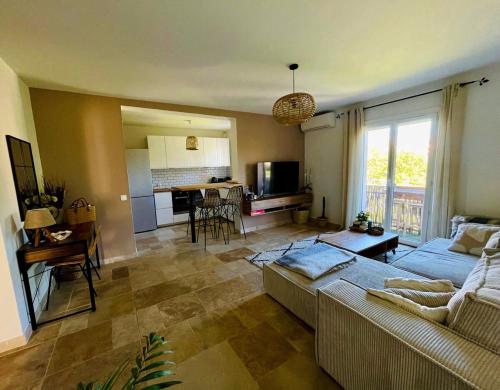 un salon avec un canapé et une table dans l'établissement Appartement centre ville, à Cogolin