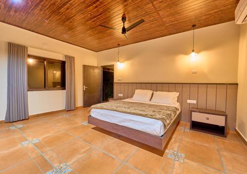 Postel nebo postele na pokoji v ubytování Pine Malhar Pool Stay by VOYE HOMES