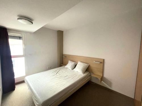 - une chambre avec un lit avec deux oreillers et une fenêtre dans l'établissement Résidence Balcon Du Canigou - T3 dans la résidence Les Balcons du Canigou MAE-0241, à Vernet-les-Bains