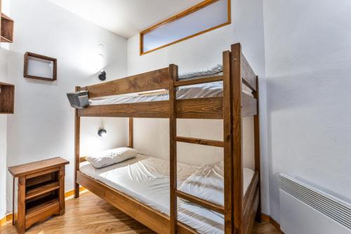 une chambre avec deux lits superposés dans une pièce dans l'établissement Résidence Les Hauts De Preclaux - Appartement 6 personnes au coeur des Orres 1800 MAE-5351, aux Orres
