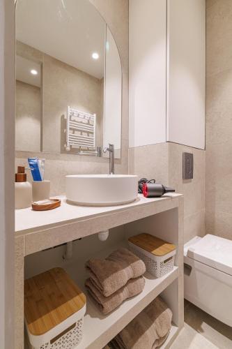 une salle de bain avec un lavabo et des toilettes dans l'établissement Maison Galbani Architect-designed apartment, à Nice