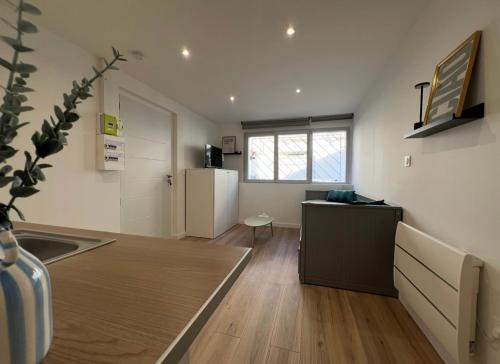 - une cuisine avec un réfrigérateur et une table dans la chambre dans l'établissement Studio Moderne & Cosy, à Montpellier