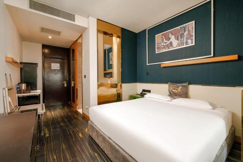 Ένα ή περισσότερα κρεβάτια σε δωμάτιο στο WISDOM Boutique Hotel Near the National Bird's Nest National ConventionCentre and Olympic Forest Park Just a 5-minute walk from Line 15's Anli Lu Subway Easy access tothe airport