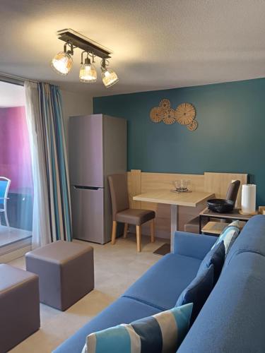 พื้นที่นั่งเล่นของ Appartement avec piscine Résidence AQUALIA