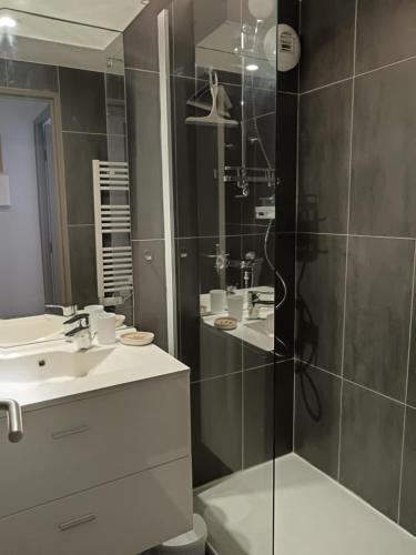 ห้องน้ำของ Appartement avec piscine Résidence AQUALIA