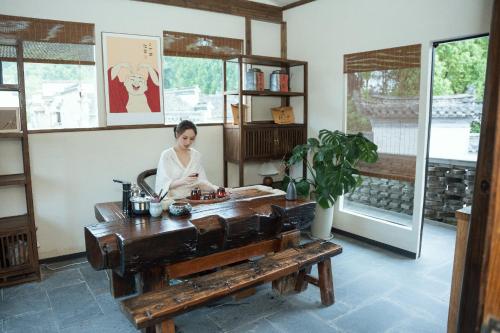 Oaspeți care stau la Hongcun Nanhu Guanyuan Designer Lake View Resort Hotel Scenic spot tickets are not included