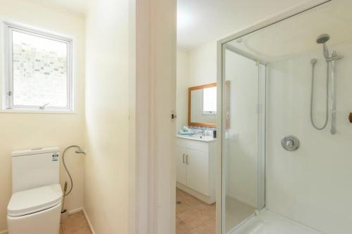 Koupelna v ubytování special in winter from 138 for three bedrooms unit in Johnsonville Wellington