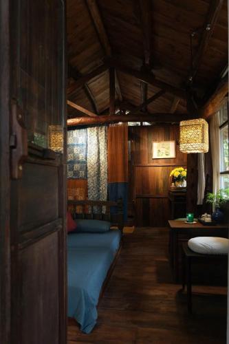 a bedroom with a bed and a table in a room at Yên homestay in Hoi An