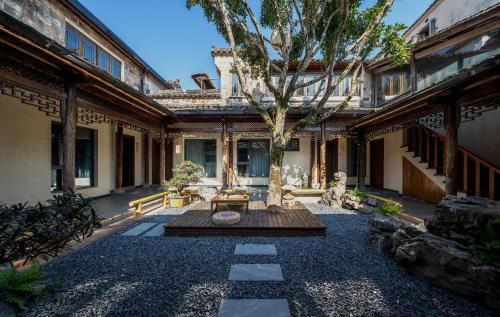 O grădină în afara Hongcun Nanhu Guanyuan Designer Lake View Resort Hotel Scenic spot tickets are not included