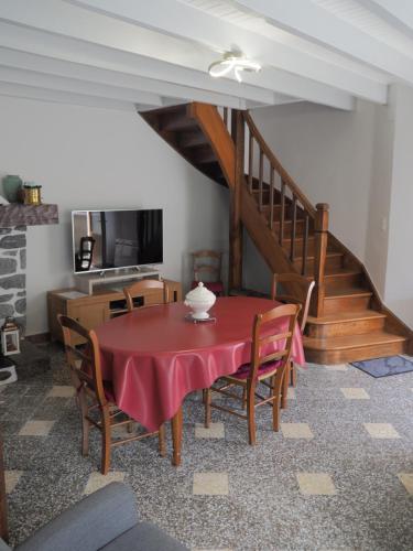 une salle à manger avec une table et des chaises rouges dans l'établissement La Maison d'Anna, à Saint-Lary