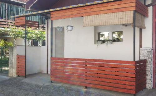 Το κτήριο όπου στεγάζεται  το διαμέρισμα