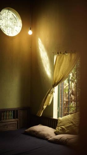 a bedroom with a bed and a window at Yên homestay in Hoi An
