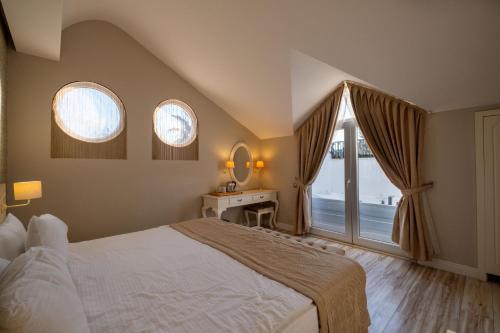 Postel nebo postele na pokoji v ubytování Pinehill Hotel & Suites