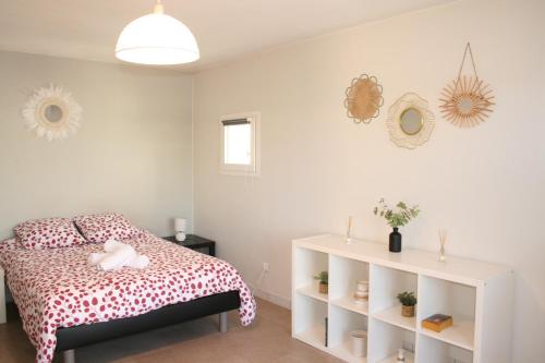 une chambre avec un lit et une étagère blanche dans l'établissement Studio cozy face à la gare, centre ville, wifi, à La Rochelle