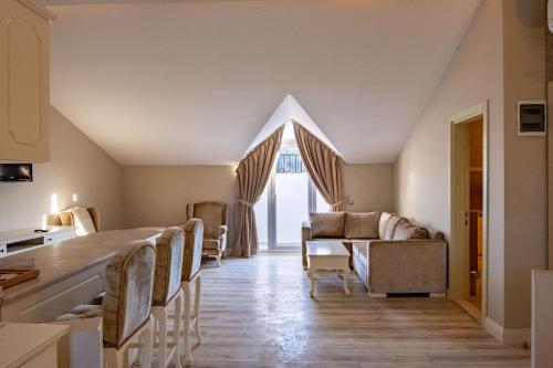 Χώρος καθιστικού στο Pinehill Hotel & Suites