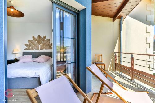 une chambre avec un lit et un balcon dans l'établissement Duplex cosy à 200m de la plage, à Biscarrosse