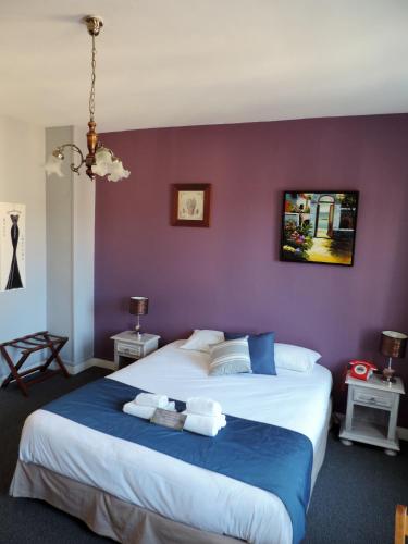 Katil atau katil-katil dalam bilik di Hôtel Le Chantilly