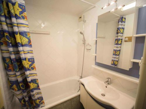 une salle de bain avec une baignoire, un lavabo et une douche dans l'établissement Résidence Cheval Noir G - CHEVAL NOIR 33 MAE-6401, à Valmorel