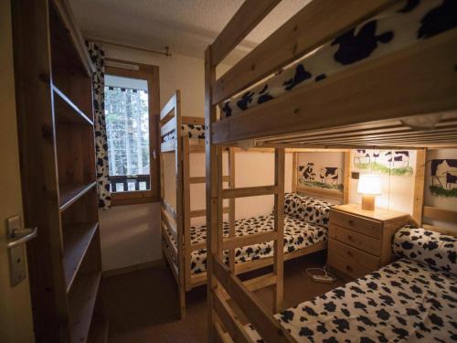 une chambre avec deux lits superposés et une fenêtre dans l'établissement Résidence Cheval Noir G - CHEVAL NOIR 33 MAE-6401, à Valmorel