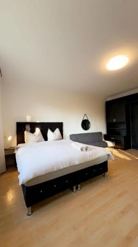 Spacious Villa with Garden near Danube For 16 Guests