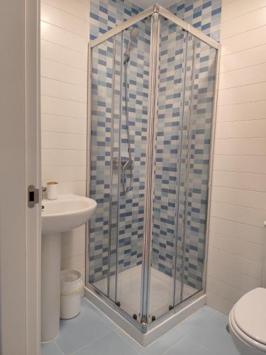 a bathroom with a shower and a sink at Apartamento a 400m de la playa en Ares, garaje incluído in Ares